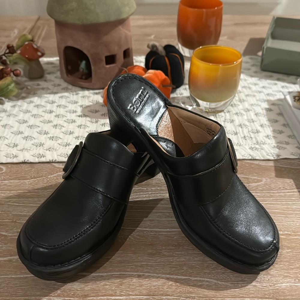 Born clogs style w3332 euro size 39. These shoes have been worn a few times